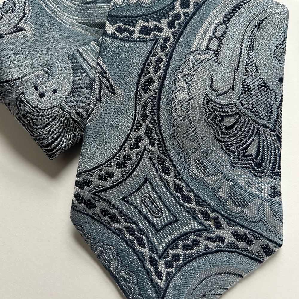 Elegant Paisley Silk Tie in Blue and Gray